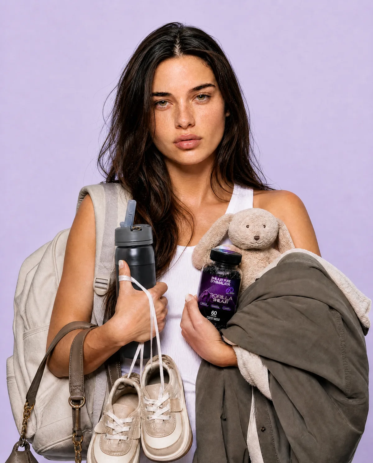 Mère chargée de sac, doudou et chaussures à 18 h 10