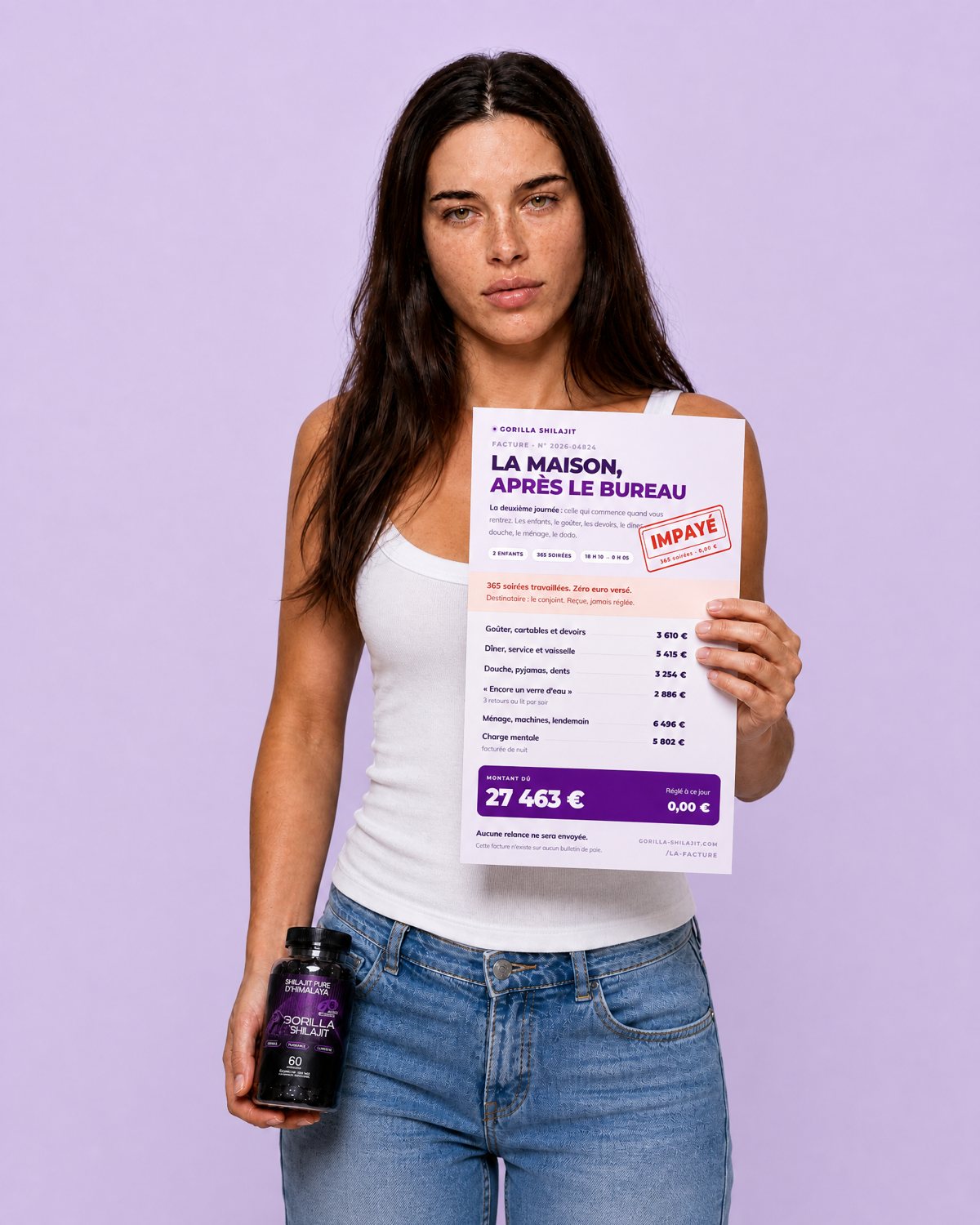 Elle tient sa facture de la deuxième journée : tampon IMPAYÉ.
