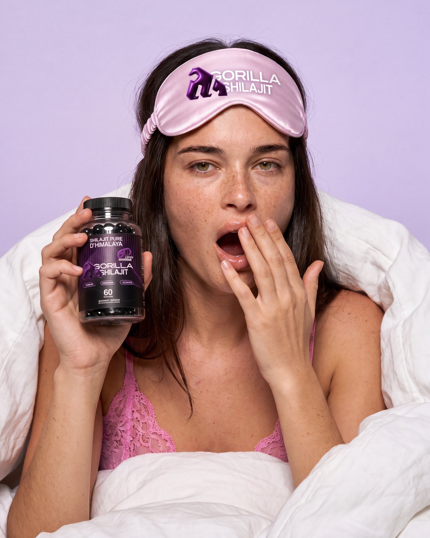 Femme dégustant une gummiz Gorilla Shilajit
