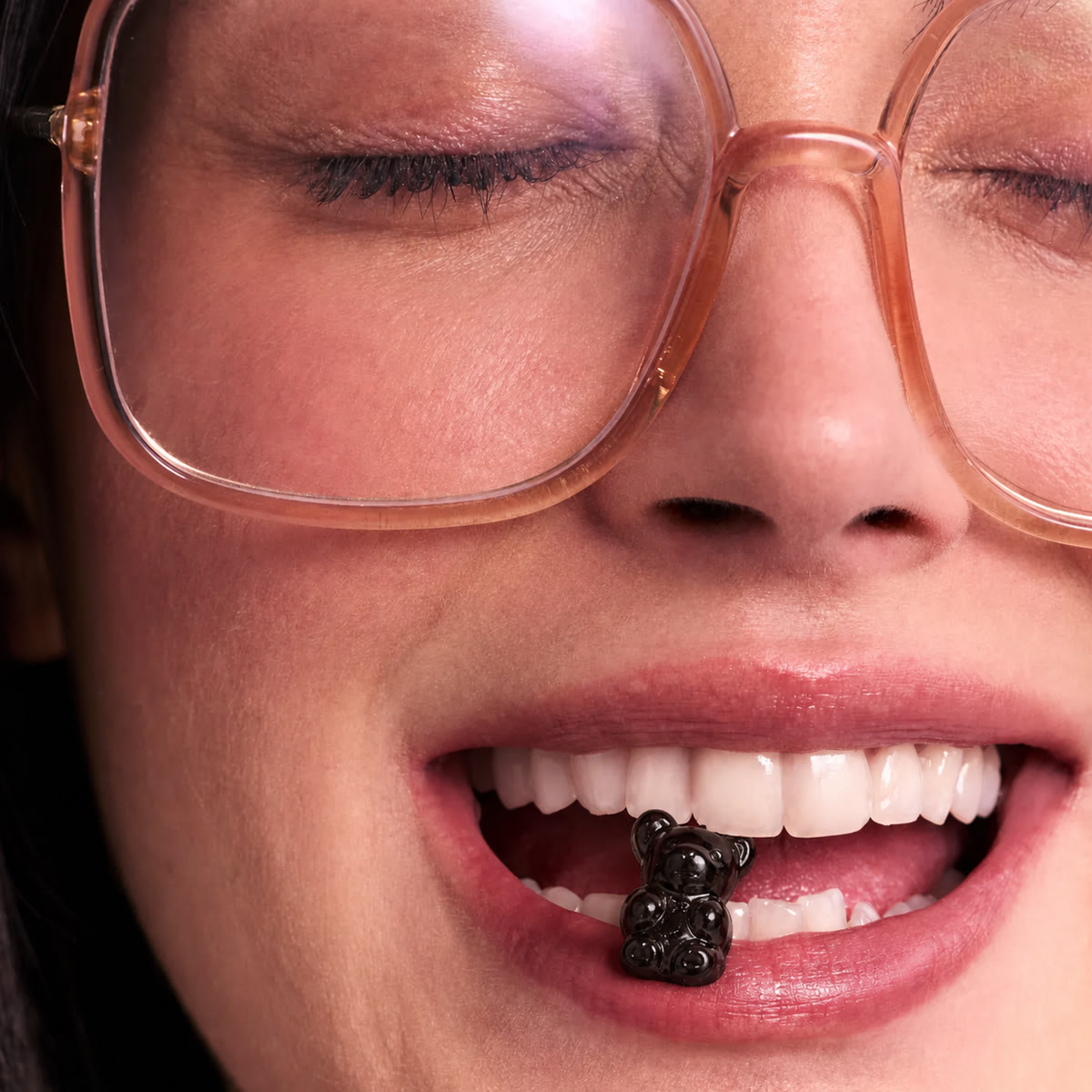 Femme dégustant une gummiz Gorilla Shilajit